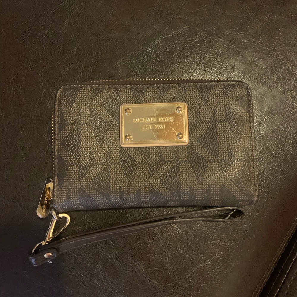 Michael kors wristlet wallet